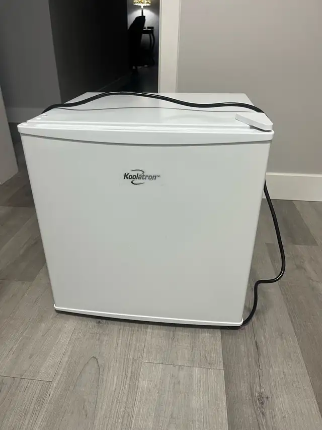Apartment sized freezer (like new) in Freezers in Cornwall - Image 3