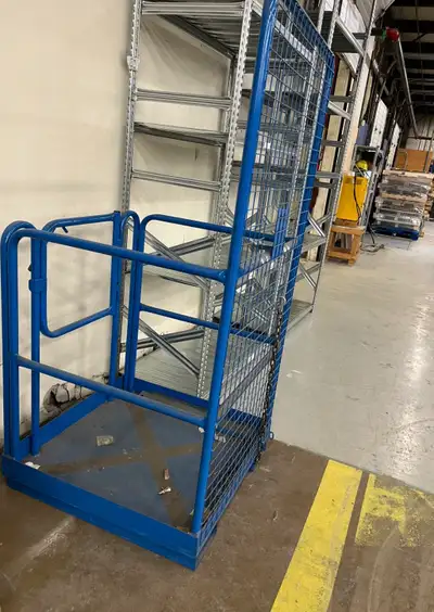 This used forklift safety cage provides a secure platform for elevated work, ensuring safety and sta...
