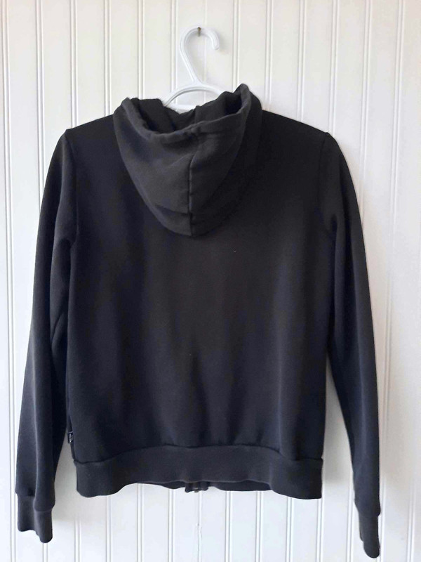 Un chandail à capuche/zip PUMA unisexe de couleur noire Small dans Femmes - Hauts et vêtements d'extérieur  à Victoriaville - Image 2