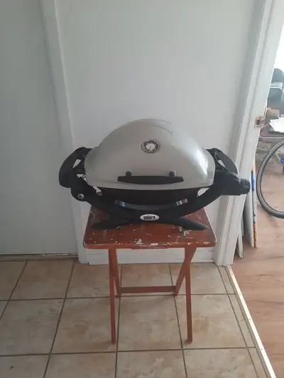 Poêle barbecue Weber portatif de 8 500 BTU.