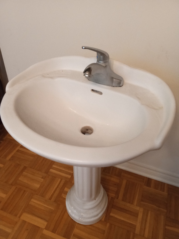 Lavabo sur pied céramique blanc bon état dans Plomberie, éviers, toilettes et bains  à Ville de Montréal - Image 2