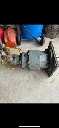 Pump with planetary gear 