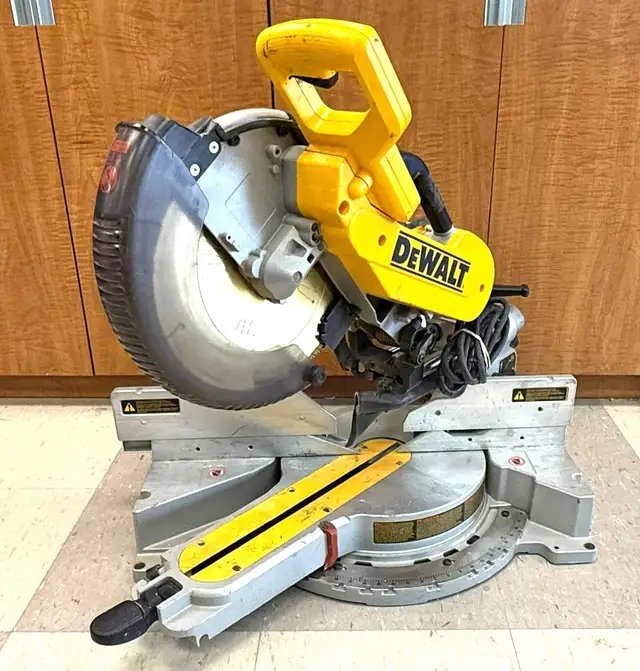 DeWalt DW718 12” Dual Bevel Sliding Compound Miter Saw $399 in Power Tools in Mississauga / Peel Region - Image 6