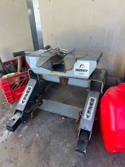 A vendre une sellette 26 KW Husky. Je demande 500$. Vous pouvez me contacter au 581 624-0859.