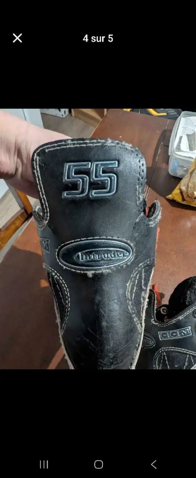 2 children's hockey skates62854390828289123