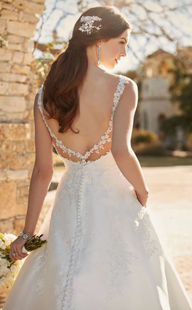 Wedding Dress: Essence of Australia  D2152*brand new-never worn* in Wedding in Oakville / Halton Region - Image 4