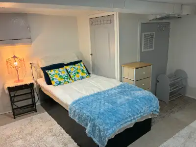 WOMEN/FEMALES ONLY Dufferin Davenport area. $900/month all inclusive. Clean and safe FEMALE househol...