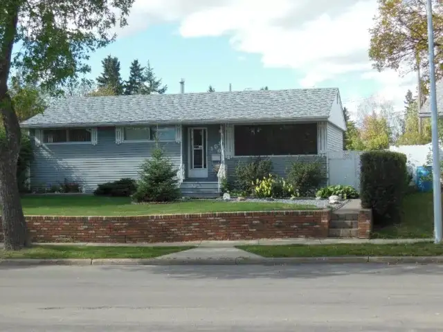 Bright & Beautiful 4+ Bedroom 2 Bath Bungalow AMAZING Location!