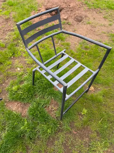 This is a complete patio set, the table comes with a glass top and there are 4 chairs with cushions!...