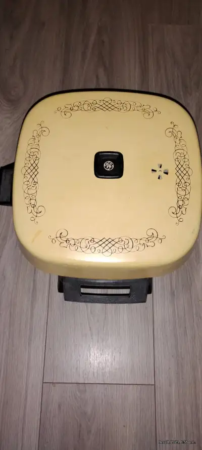 Cook up a storm with this vintage General Electric automatic frypan, model SK24GA9! This used electr...