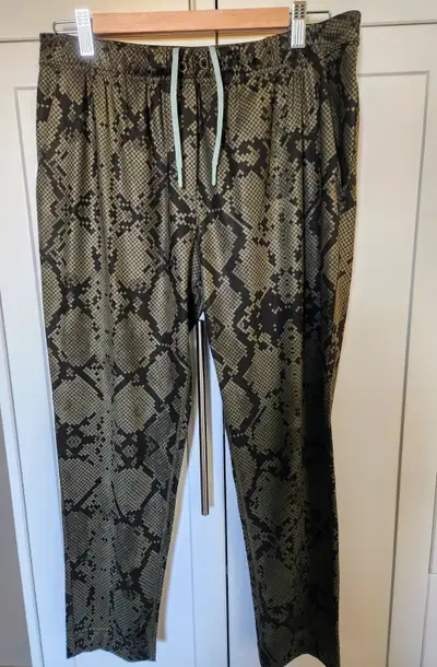 Lululemon Jet Crop Slim (size 8), View more