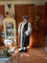 Manteau de fourrure tuxedo raton laveur et renard argenté 16 ans
