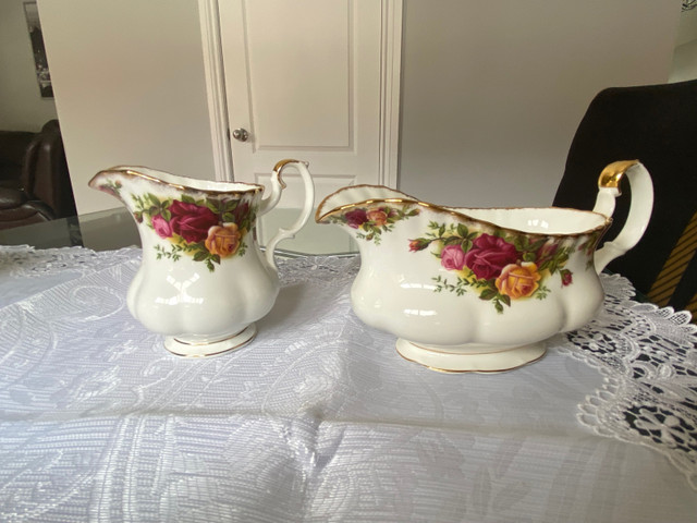 1962 Royal Albert Old Country Rose  Tea set in Arts & Collectibles in Markham / York Region - Image 4
