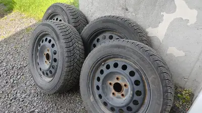 Bonjour, Je vends un ensemble de pneus d’hiver de marque haute gamme Micheliin X-Ice montés avec les...