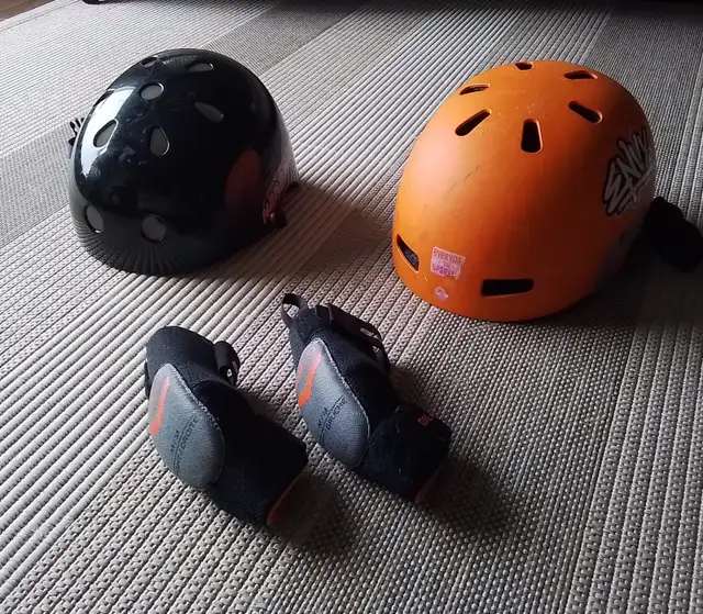 Five Helmets, Elbow Pads, Shin Guards in Hockey in Edmonton - Image 2