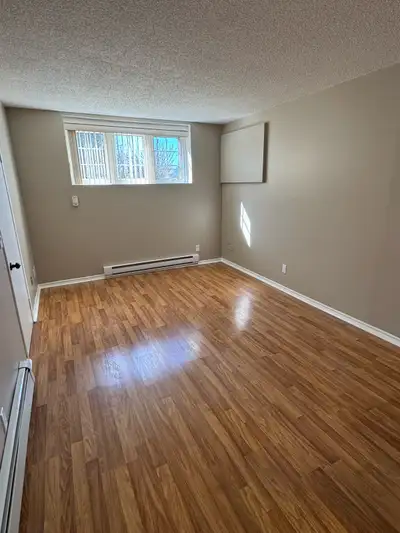 Bright spacious 2 bedroom apartment. Located near transit and Oshawa Center. Includes 1 parking spot...