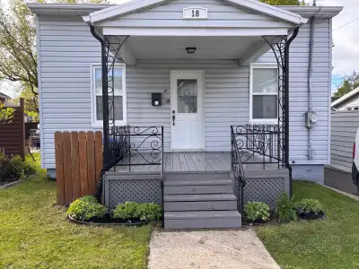 Une belle petite maison et une cour juste pour vous ! - Quartier résidentiel très tranquille et bien...