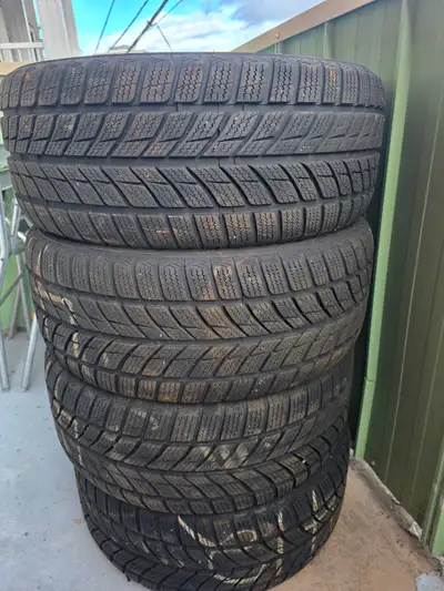 245/40R18 comme neuf 2000 km marque doublestar avec rim pour subaru 450$ neg