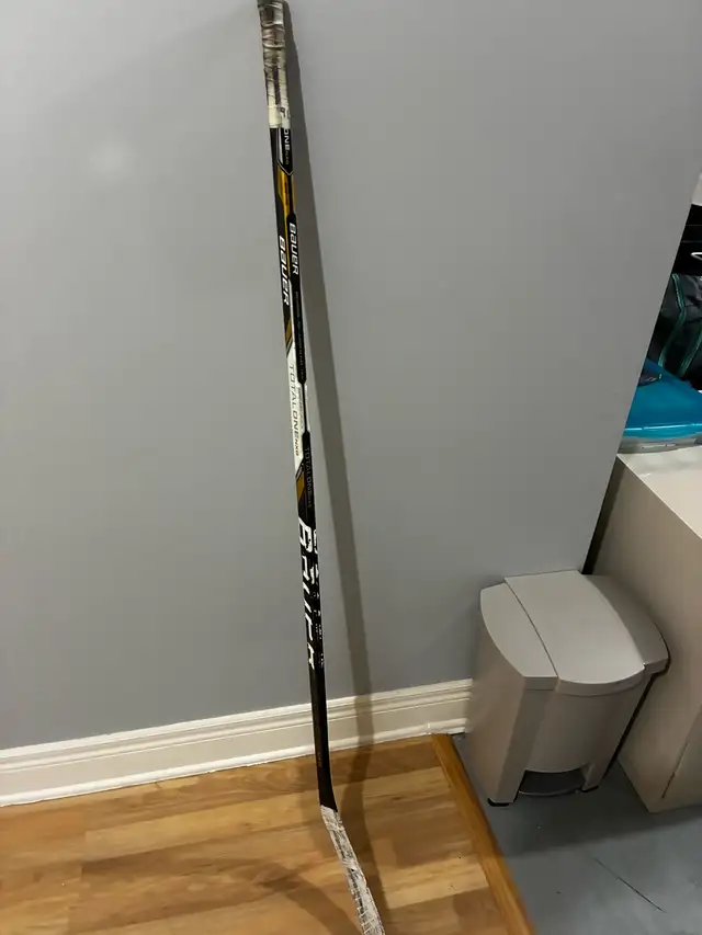 Bauer TotalOne NXG hockey stick  in Hockey in Hamilton - Image 3