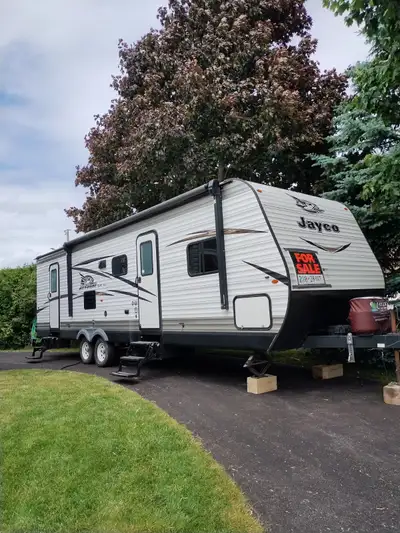 GREAT FAMILY SIZE TRAVEL TRAILER!! ASKING $25,800 FOR OUR 2018 - 28 FT BUNKHOUSE JAYCO TRAVEL TRAILE...