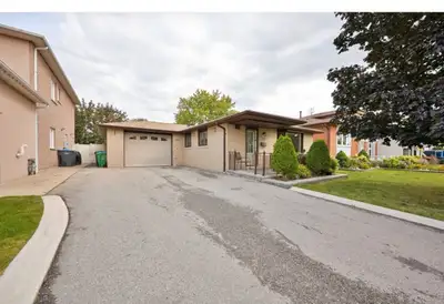 Available from November 1, 2025 3 bed 1 bath including separate laundry and a beautiful backyard 3 m...