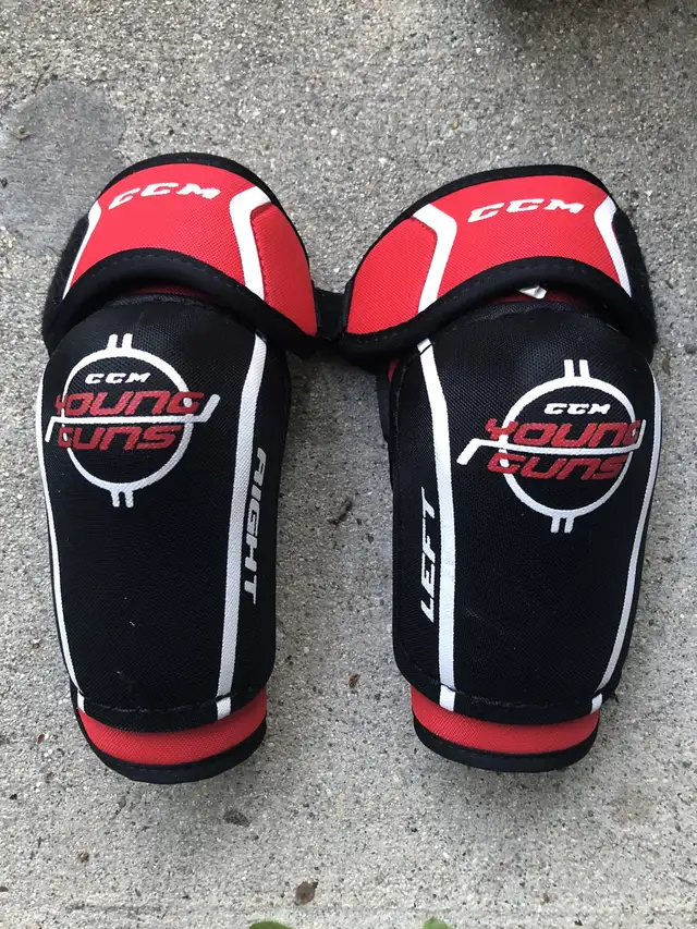 Hockey equipment. Great condition. in Hockey in Winnipeg - Image 2