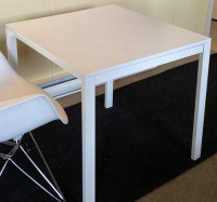 TABLE CUISINE CARRÉ ET UNE CHAISE IKEA
