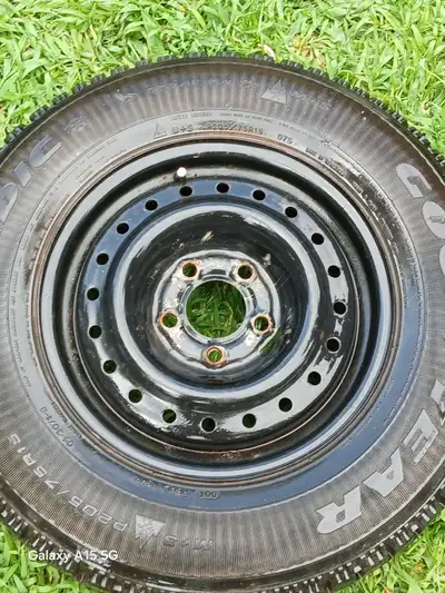 These pre-owned Goodyear P205/75R15 winter tires are mounted on steel wheels and are ready to help y...