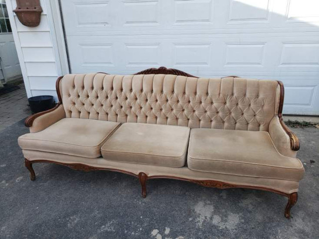 Vintage Luxury 3 seater tufted back couch in Couches & Futons in St. Catharines - Image 2