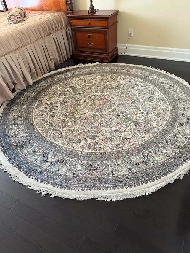 Round Floral Rug in Rugs, Carpets & Runners in Markham / York Region - Image 2