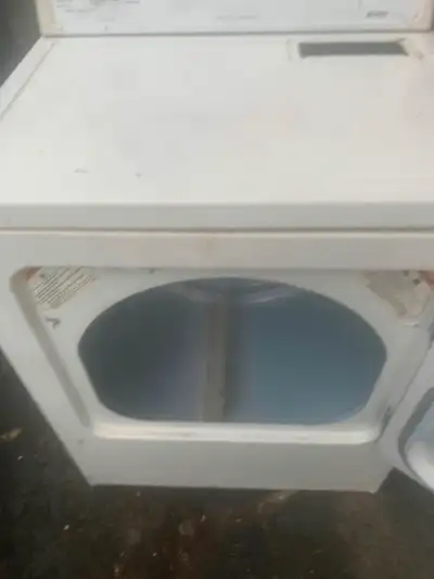 Working electrical dryer heavy duty works Hamilton mountain 100$. Yes it’s got a lint filter
