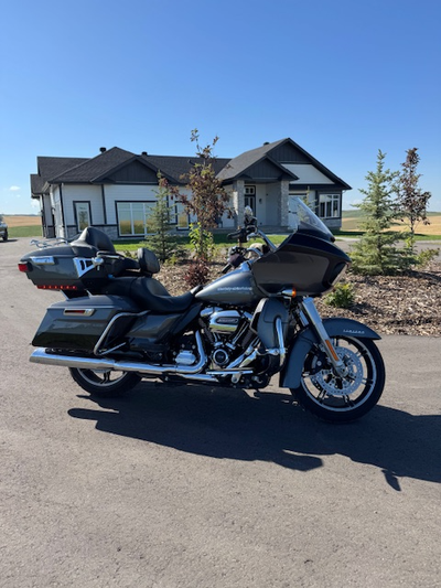 Beautiful 2022 Road Glide Limited in fantastic condition. Screaming Eagle stage two, 2-toned grey an...