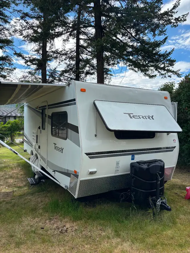 Winterized Fleetwood Terry 2006 in Travel Trailers & Campers in Williams Lake - Image 4