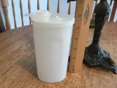 Utilisé mais encore très bon contenant vintage rare sirop d'érable ou vinaigrette avec bec verseur n...