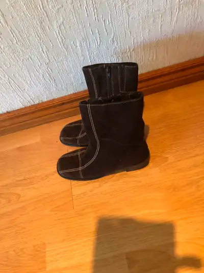 WOMANS BROWN LEATHER SUEDE BOOTS, View more