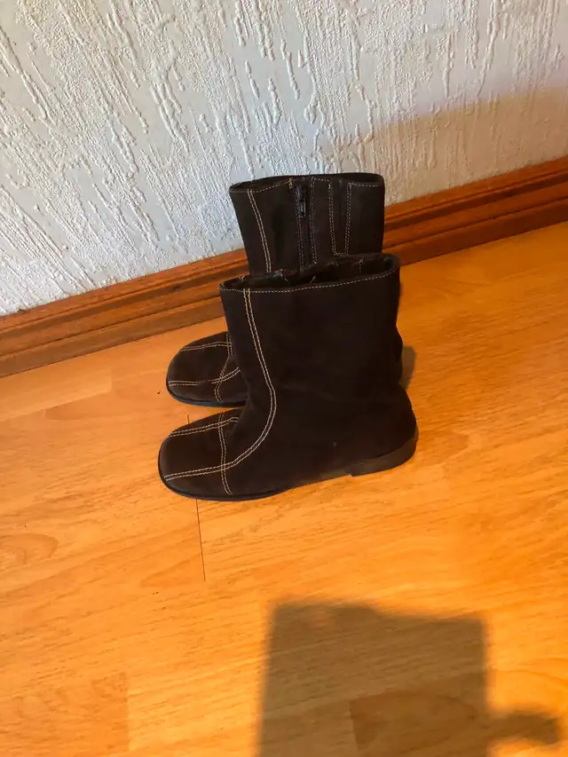 WOMANS BROWN LEATHER SUEDE BOOTS in Women's - Shoes in Mississauga / Peel Region - Image 2