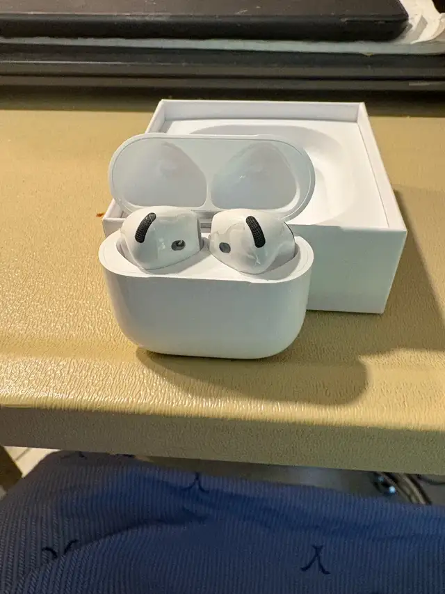 AirPods 4437917825777674240