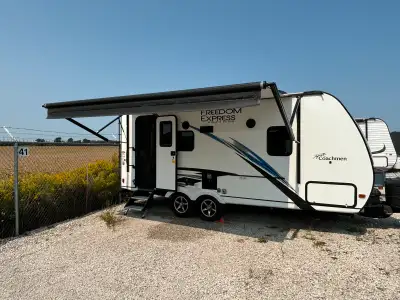 Length 22’ 5” tongue to bumper double axle Ext height (incl. a/c) 10’ 7” Int. height 81” 14” tires o...