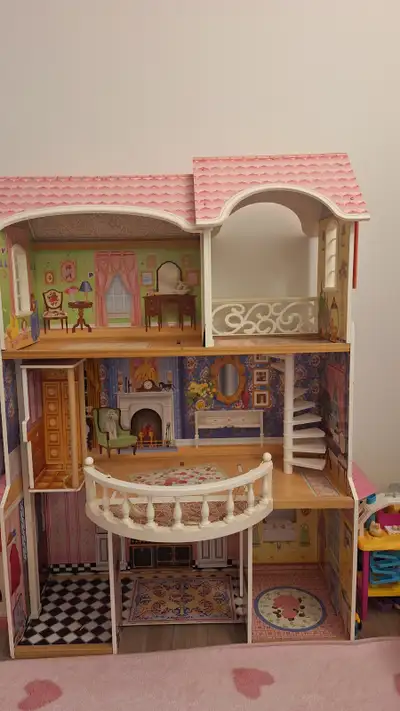 A beautiful wooden doll house. Pickup in Ottawa downtown.