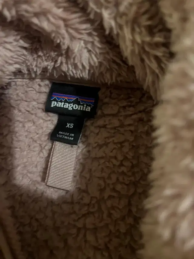 Patagonia Pink Women’s 1/4 Zip Fleece (Size XS) in Women's - Tops & Outerwear in Calgary - Image 5