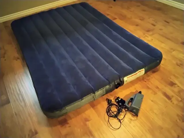 air mattress and pump in Fishing, Camping & Outdoors in Napanee - Image 2