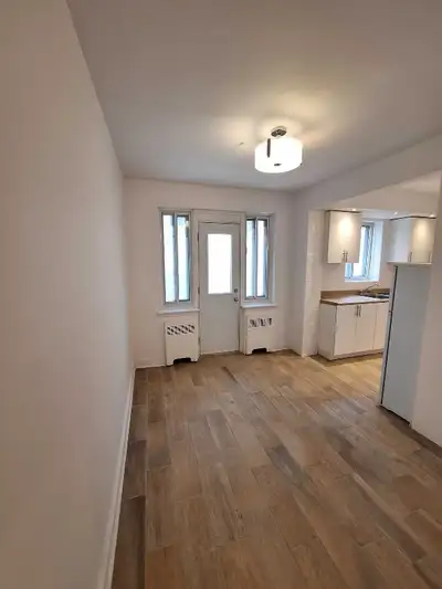 Large 4.5 on vanhorne/wilderton Calltext: 514-489-3333 or 514-883-2511 Includes heat, hotwater, frid...