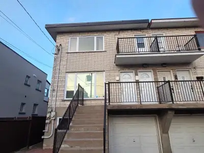 Grand et très beau 5 ½ (haut de duplex) à louer à Lachine Ouest, avec laveuse- sécheuse, thermopompe...