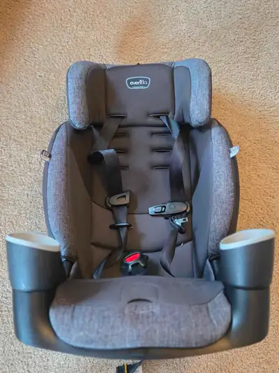 The Eveno Maestro offers two modes of forward-facing use. Accommodating children 22-110 lbs, stage o...