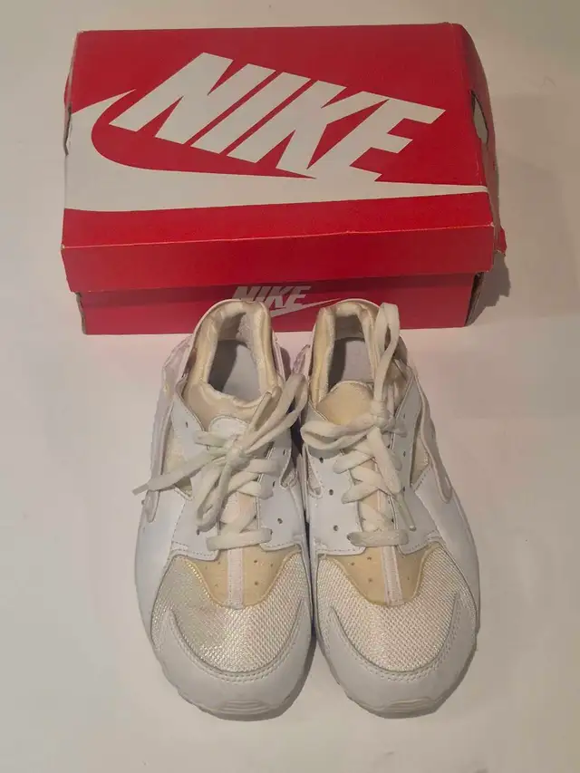 Nike Air Running Shoes Youth 2 Y in Kids & Youth in Mississauga / Peel Region - Image 7