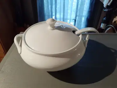 Soupière ronde en porcelaine (Soup Tureen), View more