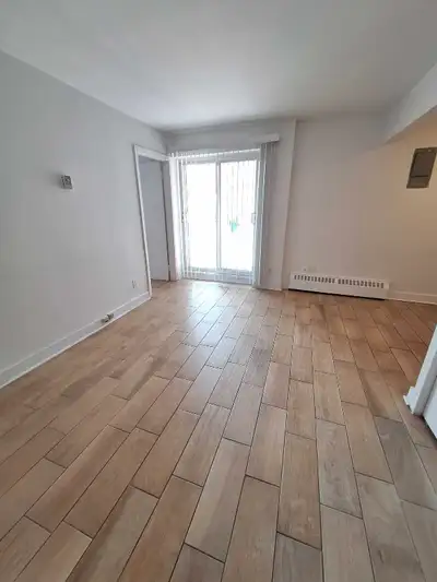 Great 3.5 on christophe colomb Includes heat,hotwater, electricity, fridge and stove Updated kitchen...
