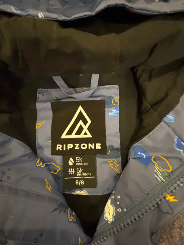 Kids Raincoat in Kids & Youth in Markham / York Region - Image 2