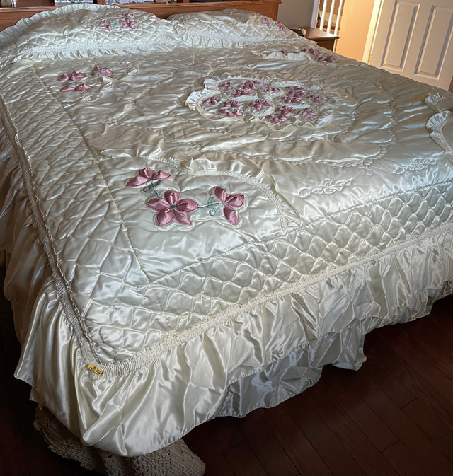 Satin finish King Size Bedspread  in Bedding in Mississauga / Peel Region