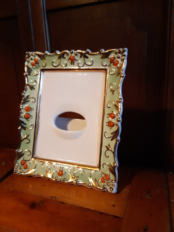 FIRST $65 TAKES IT ~ RARE Vintage Napco Frame Vase ~ in Arts & Collectibles in St. Catharines - Image 4